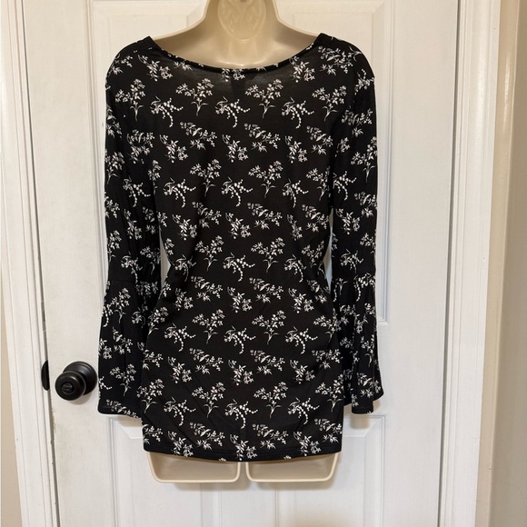 H&M Black & White Floral Bell Sleeve Flowy V-Neck Blouse S - Picture 4 of 5